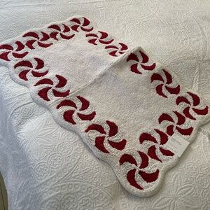 POTTERY BARN Peppermint Swirl Bath Rug nwt